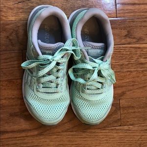 New Balance girls running shoes